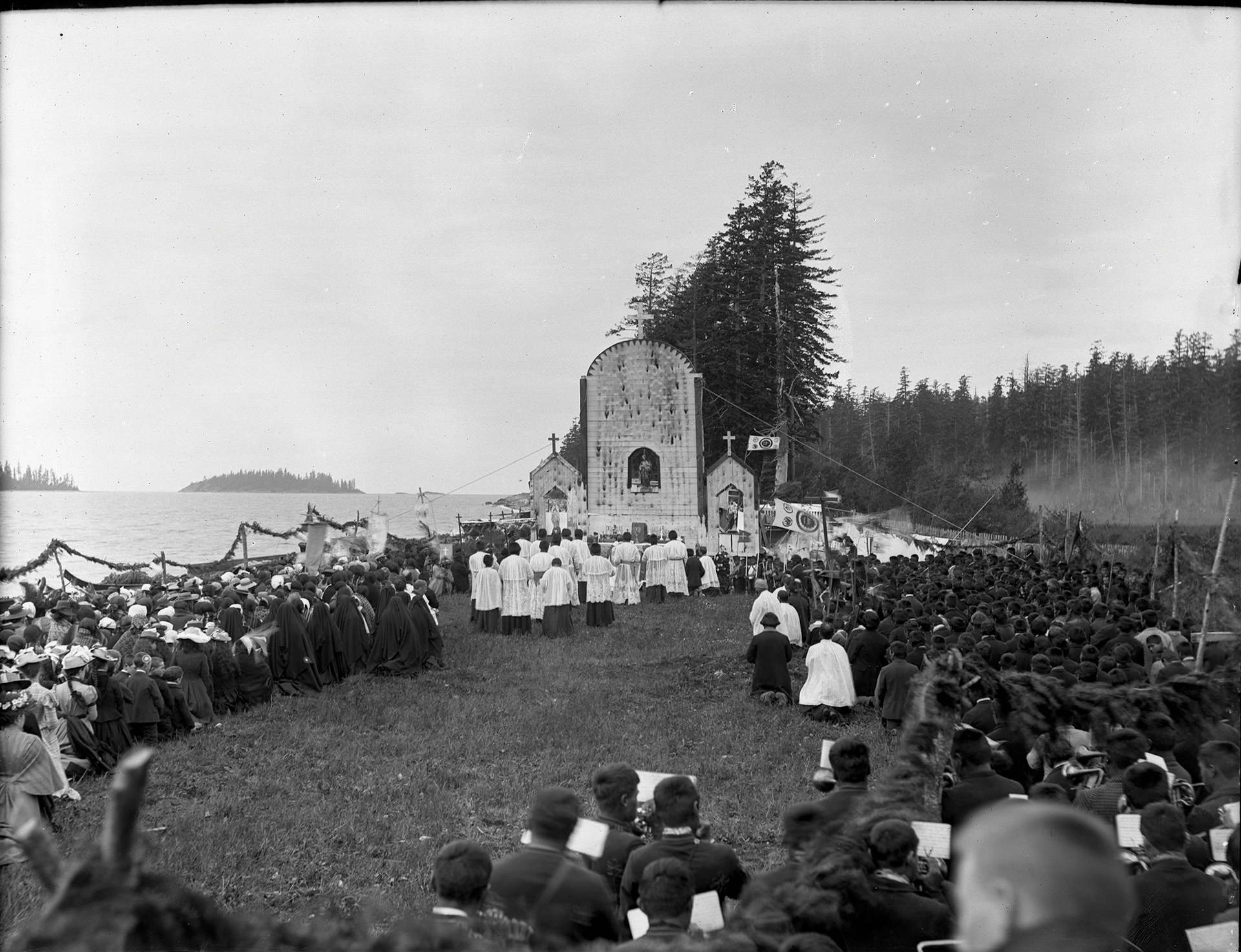 web-first-nations-people-at-worship-in-sechelt-vpl-19923_554